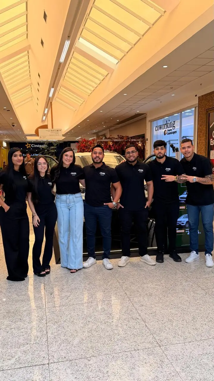 Sete consultores da ABA de uniforme preto em frente ao stand Jeep no Shopping Guararapes