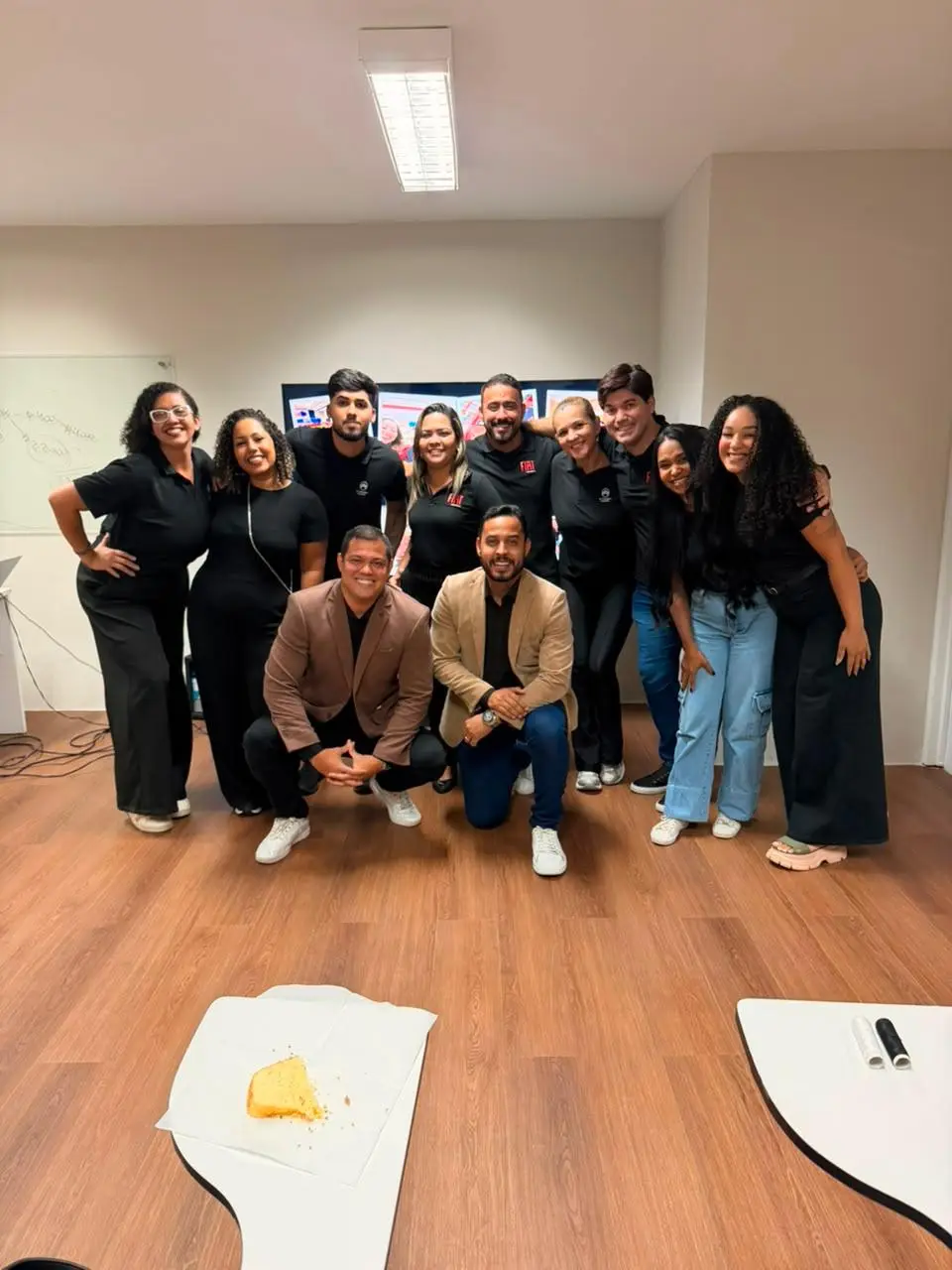 Equipe da ABA reunida em sala de treinamento