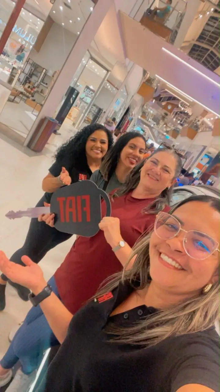 Consultoras da ABA em selfie no stand Fiat do Shopping Tacaruna, com a chave cenográfica Fiat