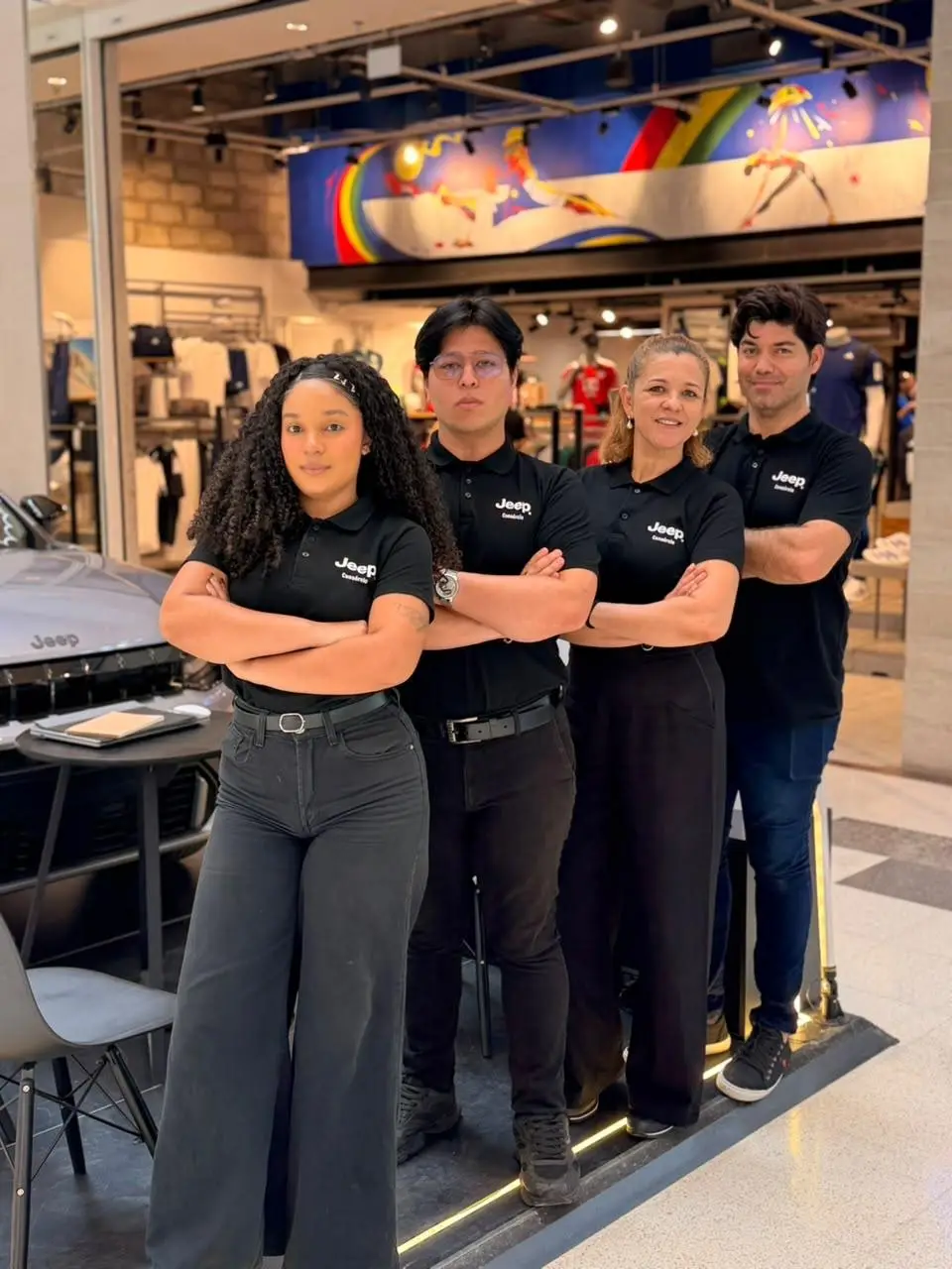 Quatro consultores da ABA de braços cruzados em frente ao stand Jeep no Shopping Tacaruna